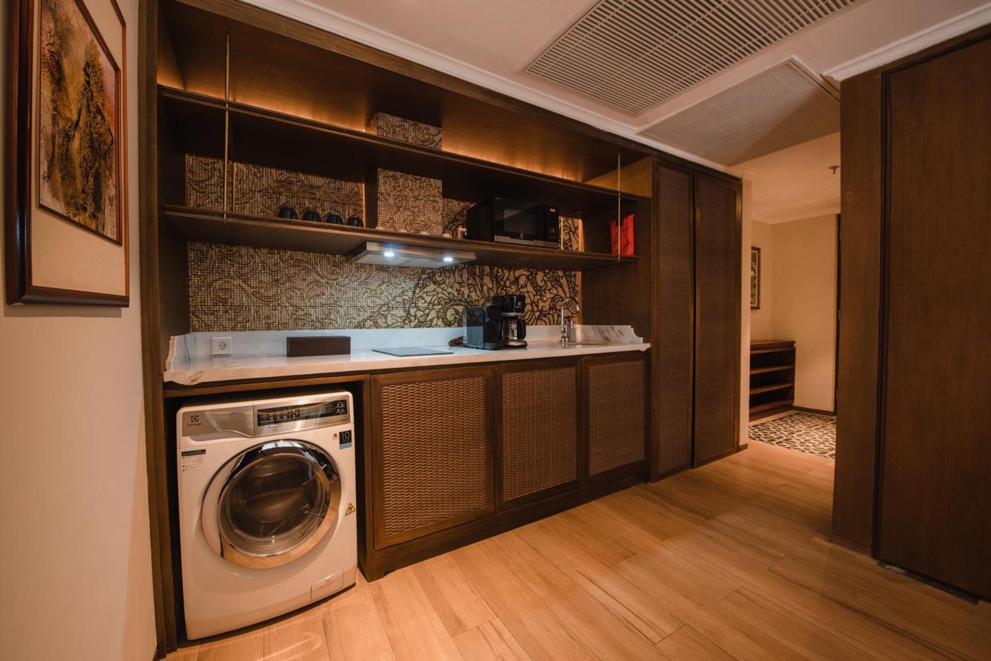 Ramayana Suites And Resort Кута Екстериор снимка A laundry room in a hotel
