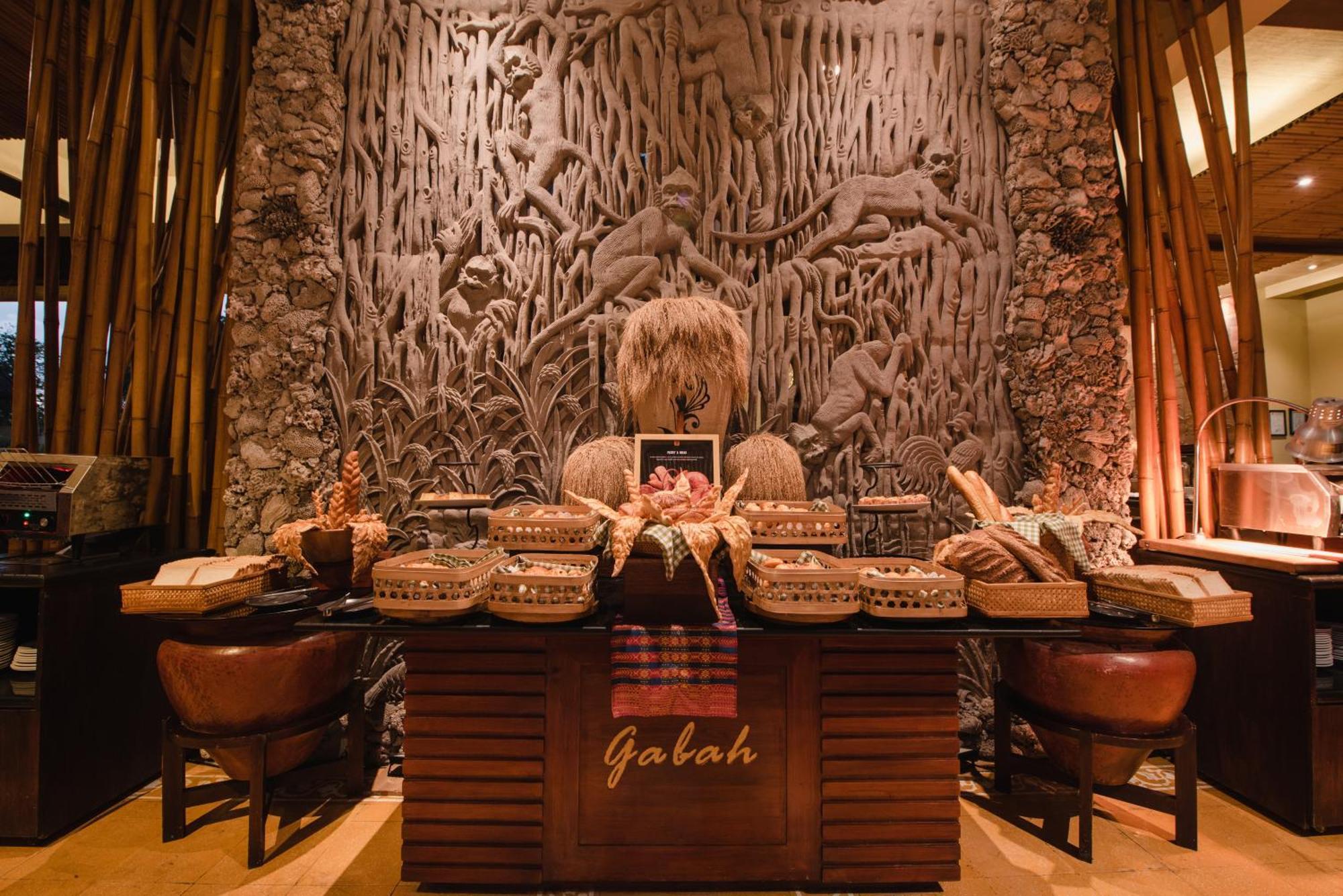 Ramayana Suites And Resort Кута Екстериор снимка The lobby of Galuh