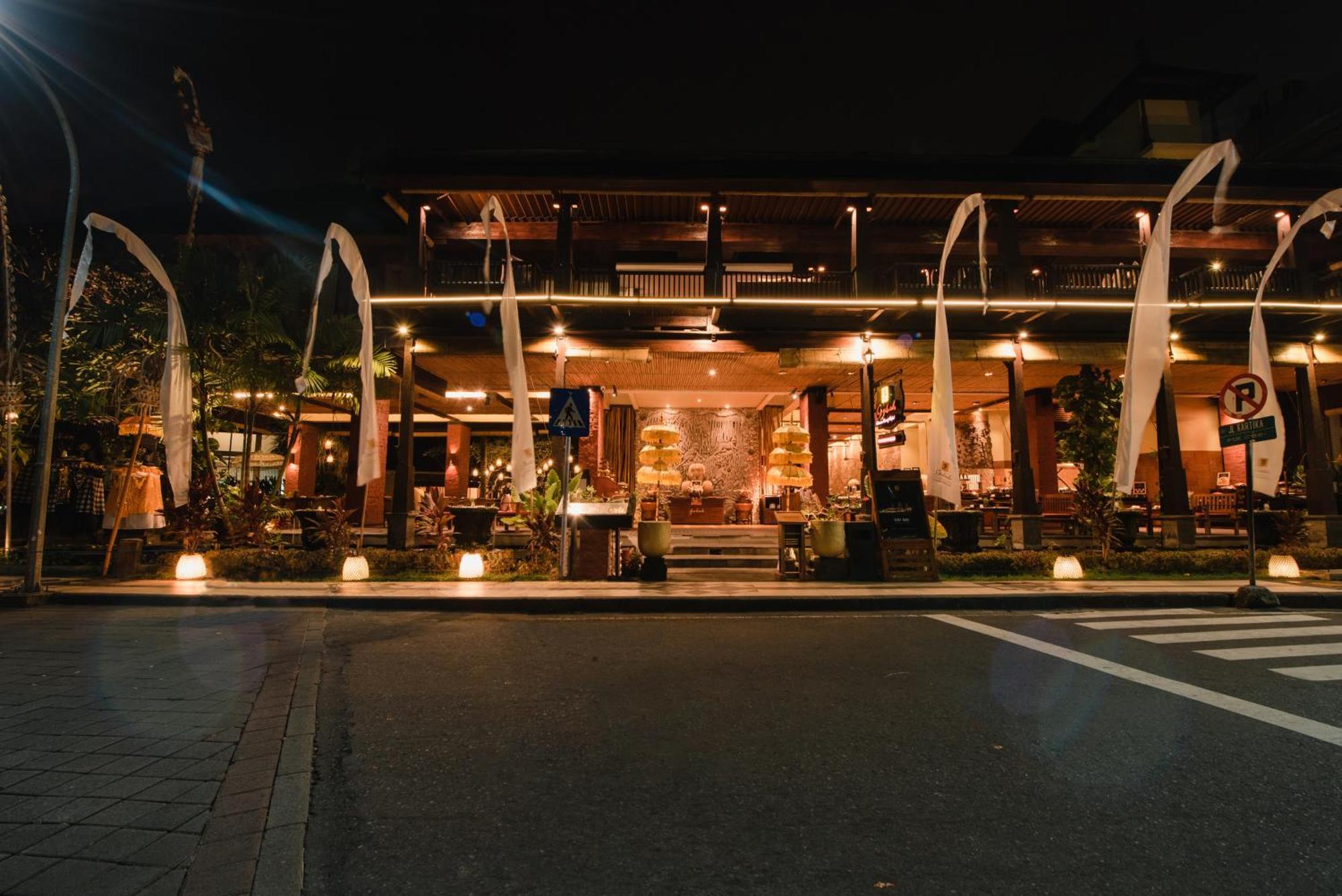 Ramayana Suites And Resort Кута Екстериор снимка The restaurant at night