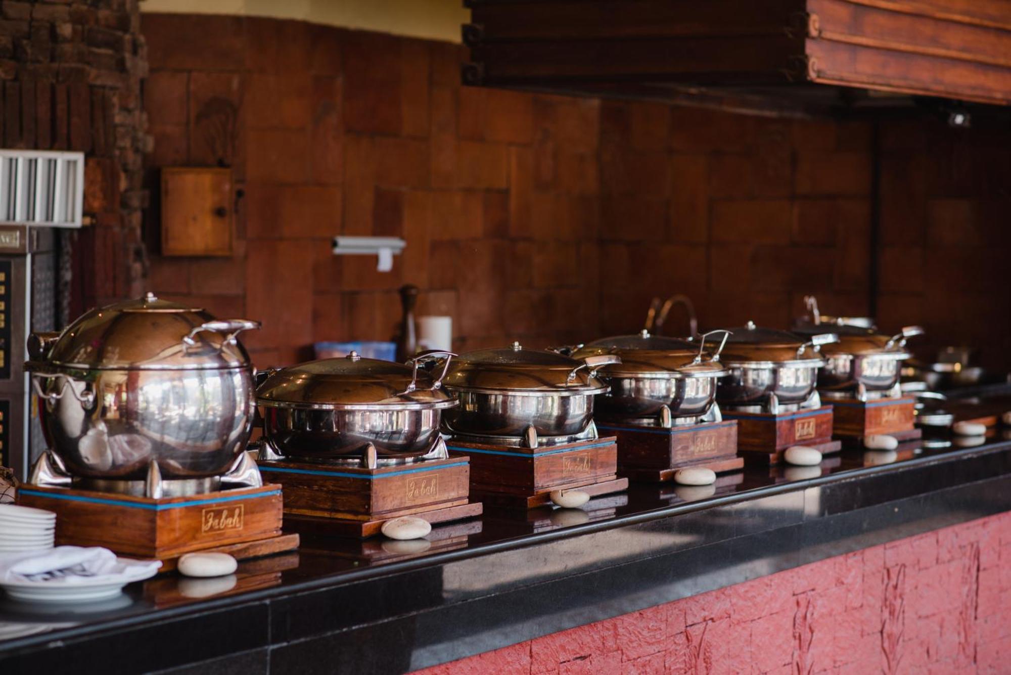 Ramayana Suites And Resort Кута Екстериор снимка A row of chafing dishes