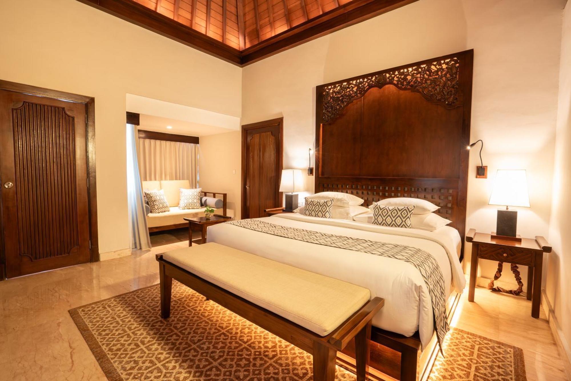 Ramayana Suites And Resort Кута Екстериор снимка A bedroom at the Ritz-Carlton, Bahrain