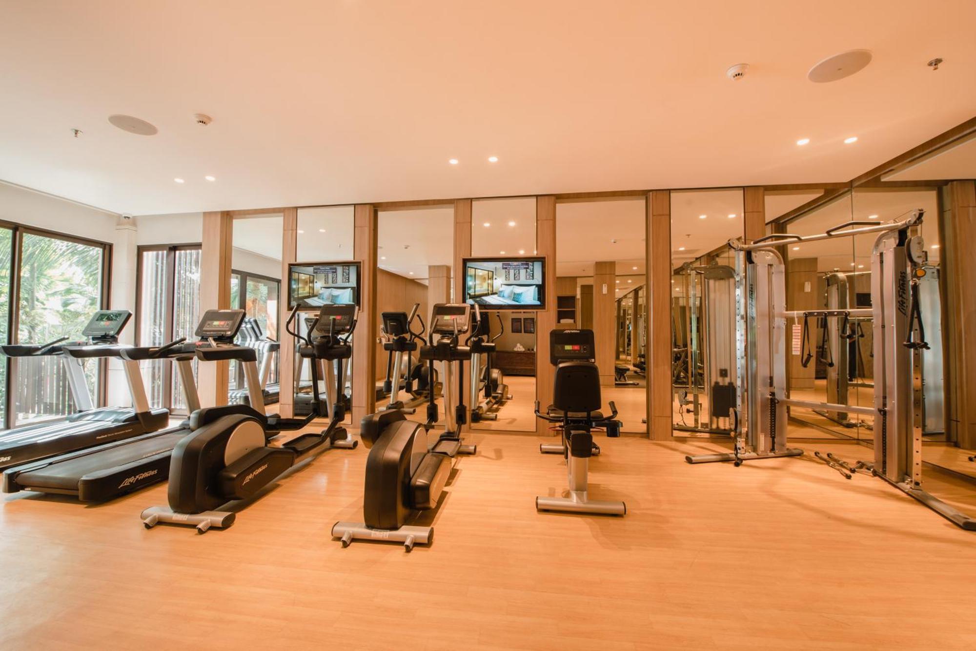 Ramayana Suites And Resort Кута Екстериор снимка The gym at the hotel
