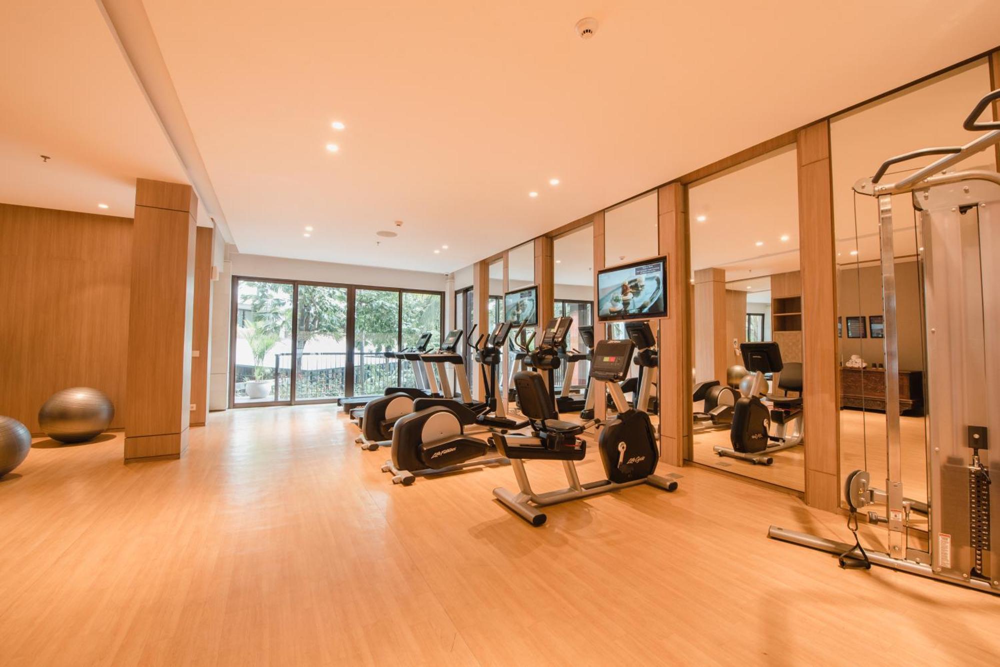 Ramayana Suites And Resort Кута Екстериор снимка The gym at the hotel